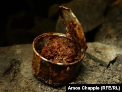 O cutie de tablă umplută cu o substanță necunoscută în interiorul unei mine de uraniu abandonate din Munții Metaliferi.