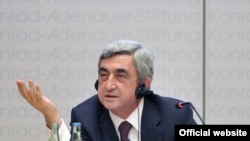 Серж Саргсян выступает в Фонде имени Конрада Аденауэра. Берлин, 22 июня 2010 г.  