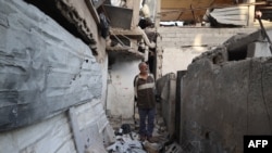 Un palestinian inspectează pagubele din jurul casei sale după ce duminică Israelul a atacat tabăra de refugiați Bureij, din centrul Fâșiei Gaza.