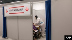 Центар за вакцинација во трговски центар во Белград на 6 мај 2021 година.