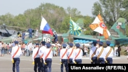 Празднование 100-летнего юбилея российской авиации на авиабазе ОДКБ в Канте, 12 августа 2012 года.