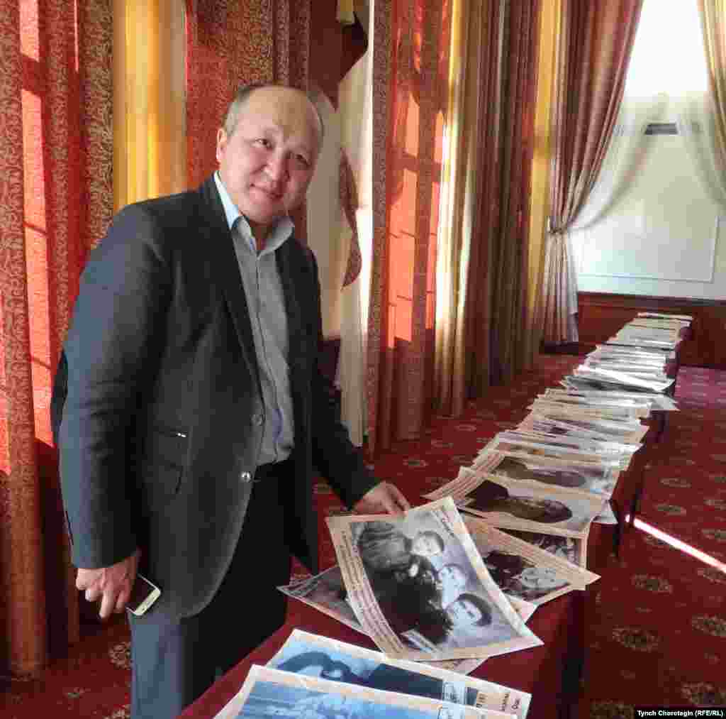 Искендер Ормонов ("Кереге" коомдук фонду)&nbsp; "Сталиндик репрессиянын күнөөсүз курмандыктары элдин эсинде" аттуу эл аралык илимий жыйын маалындагы сүрөт көргөзмөсүндө. 08.11.2017.