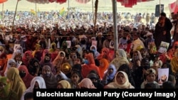 په مستونګ کې د بلوچستان نیشنل ګوند په مشرۍ په پرلت کې ګڼې ښځې او نجونه هم شاملې دي - د اپرېل دویمې انځور.