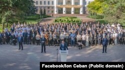 Membri ai blocului Alternativa în scuarul Parlamentului, la lansarea în campania electorală - Chișinău, 29 august