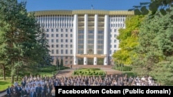Membri ai blocului „Alternativa" în scuarul Parlamentului, la lansarea în campania electorală - Chișinău, 29 august
