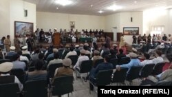 د مې پر لومړۍ نېټه په پاړه چینار کې د جرګې ګډونوال ناست دي.