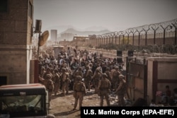 سربازان امریکایی در میدان هوایی کابل، جای که در نتیجه حمله انتحاری سیزده سرباز کشته شدند.