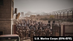 آخرین روز های خروج نیروهای امریکایی از افغانستان٬ هرج و مرج در میدان هوایی بین المللی کابل 