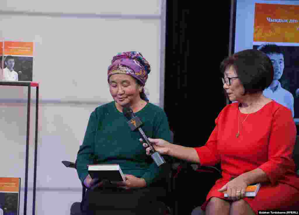 Китептин бет ачары 13-ноябрда &ldquo;Азаттык Медиа&rdquo; мекемесинин кеңсесинде энеси, саясатчылар, парламент депутаттары, журналисттер, активисттер, кесиптештери, "Азаттыктын" жетекчилеринин жана университеттеги мугалимдеринин катышуусунда өттү.