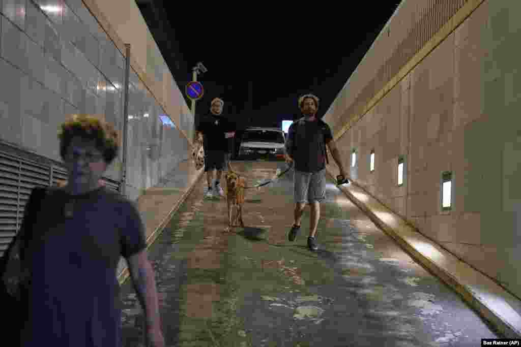 Izraelitë duke nxituar për t'u strehuar në një parking automjetesh, gjatë një alarmi për sulme raketore nga Irani, në Tel Aviv, më 17 qershor.