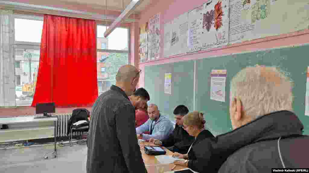 Za glasanje je obavezno nošenje ličnog dokumenta - lične karte ili pasoša.