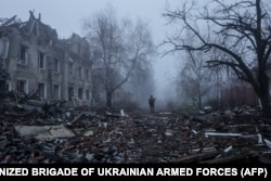 Украински войник върви близо до разрушени сгради в град Константинивка на фронтовата линия, 28 ноември 2025 г.