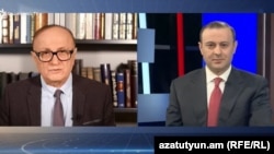 Директор Армянской службы РСЕ/РС Грайр Тамразян берет интервью у секретаря Совбеза Армении Армена Григоряна