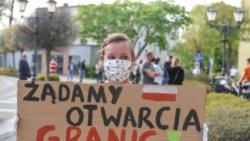 Германия менен Польшанын чек арасы ачылышын талап кылып турган аял.