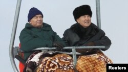 Президент Узбекистана Ислам Каримов (слева) с президентом Казахстана Нурсултаном Назарбаевым на канатной дороге во время отдыха на горнолыжном курорте Шымбулак. Алматы, 6 января 2001 года.
