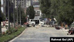 شماری از موترهایی‌که در اثر انفجار مهیب امروز دوشنبه شهر کابل تخریب شده‌اند. July 1, 2019