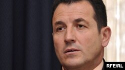 Bijeg od stvarnih problema: Selmo Cikotić