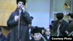 Тахир Юлдашев, занявший здание правительства в Намангане, и присевший рядом с ним президент Ислам Каримов (скриншот с видео, снятого в декабре 1991 года).