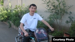 Президент Башар ал-Асад (мотоциклге тагылган сүрөттө) Сирияны атасы экөө 41 жылдан бери башкарып келатат. Мотоциклде отурган Инаш Азим уулу, 2009-ж.