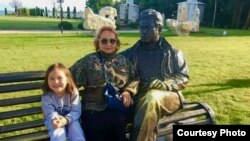 Гүлжан Осмонкулова небереси менен.