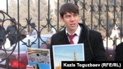 Алматыда жаш жигит мечиттин алдында исламдык күннаама сунуш этип турат