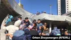 Женщины пытаются пройти к Акорде, резиденции президента, но путь им преграждает спецназ полиции. 20 сентября 2019 года