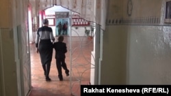 Көпчүлүк кыргызтандыктар майып балдарын баккысы келбегенин адистер айтышууда