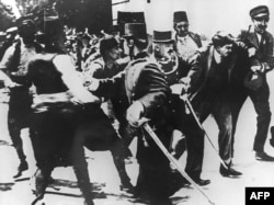 Tok istorije su ubrzali smrtonosni hici Gavrila Principa u austrougarskog prestolonaslednika Franca Ferdinanda. (Fotografija: Hapšenje Principa nakon što je pucao na Ferdinanda)
