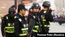 Шинжаңдын Кашкар шаарындагы полиция кызматкерлери.