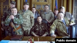 Перший так званий «голова» угруповання «ЛНР», що визнане в Україні терористичним, Валерій Болотов (в центрі) із поплічниками. Третій зліва – нині вже покійний Геннадій Ципкалов