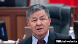 Кыргызстан. Исмаил Исаков, мурдагы коргоо министри.