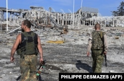 Бойовики російських гібридних сил біля руїн Міжнародного аеропорту «Луганськ», 11 вересня 2014 року