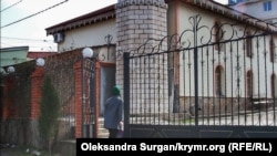 Дочка Мусліма Алієва Гульсум заходить у мечеть Юхари-Джамі