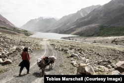 Проходящая через Вахан дорога. Фото Тобиаса Маршалла. 2015 год.