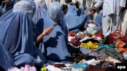 د افغانستان په هرات ولایت کې مېرمنې کباړي جامې خرڅوي: انځور له ارشیفه