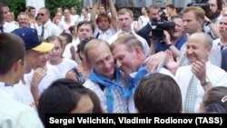 Президенты Украины и России, Леонид Кучма (в центре справа) и Владимир Путин (в центре слева) во время посещения международного детского центра «Артек». 28 июля 2010 года