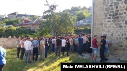 ეკლესიის ეზოში შეკრებილი მოხალისეები.