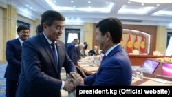 Сооронбай Жээнбеков жана Темир Сариев.