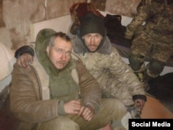 Вадим Ваврищук (ліворуч) і капелан «Назарей» у вежі ДАПу, січень 2015 року