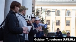 Kyrk Choro leader Zamirbek Kochorbaev addresses media in Bishkek on March 11.