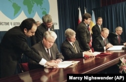 Підписання Будапештського меморандуму. Зліва направо: тодішні президент Росії Борис Єльцин, президент США Білл Клінтон, президент України Леонід Кучма та прем’єр-міністр Великої Британії Джон Мейджор. Будапешт, 5 грудня 1994 року