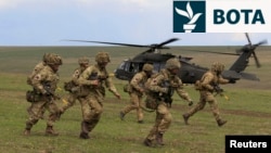 Ushtarët britanikë gjatë stërvitjeve të NATO-s të mbajtura në Rumani në muajin prill. 