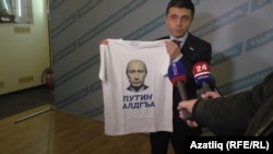 Ruslan Balbek 2018 senesi prezident saylav kampaniyası vaqtında «Putin aldğa» futbolkasınen