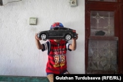 Абдуали сүйүктүү оюнчугу менен.