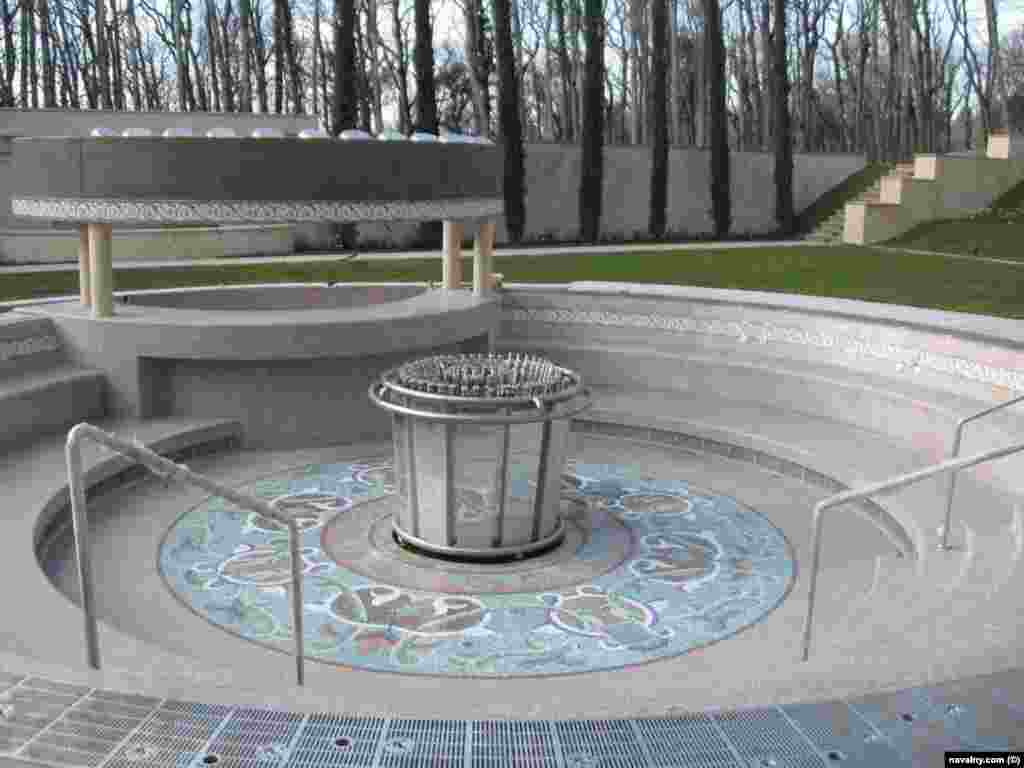 Навальный бул объекттин курулуш пландарын ачыкка чыгарганын айтууда. Долбоордо бул имарат "аква дискотека"&nbsp; (б.а. "суу дискотекасы") деп белгиленген.