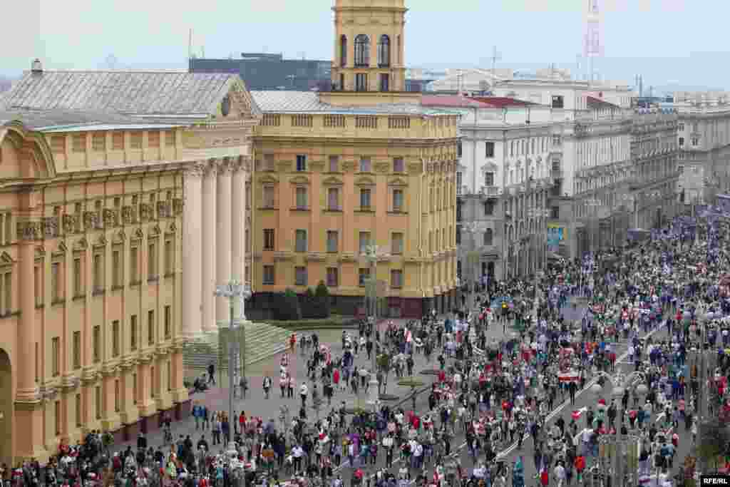 &nbsp;&laquo;Наша нива&raquo; каналы Беларус баш калаасында жүз миңдеген адамдын чогулганын жазды. Ал эми оппозициячыл NEXTA чогулгандардын санын 100 миңге чейин деп кабарлап жатат. Ушундай эле маалымат менен "Еврорадио" да бөлүшүүдө. &laquo;Ачык медиа&raquo; басылмасы Эгемендик аянтына эл жык-жыйма толгонун, ал жакка болжол менен 200-300 миң адам батарын жазды.