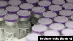 Disa doza të vaksinës së Pfizer-BioNTech. Ruajtja e kësaj vaksine bëhet në deri minus 70 gradë Celsius. 