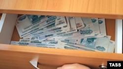 Кайсы бир топтор кыргыз ишкерлерине “Азизден салам” деген сөз менен айына 300 миң рубль салык төлөшүн талап кыла баштаганы тууралуу сөздөр жүрүүдө.
