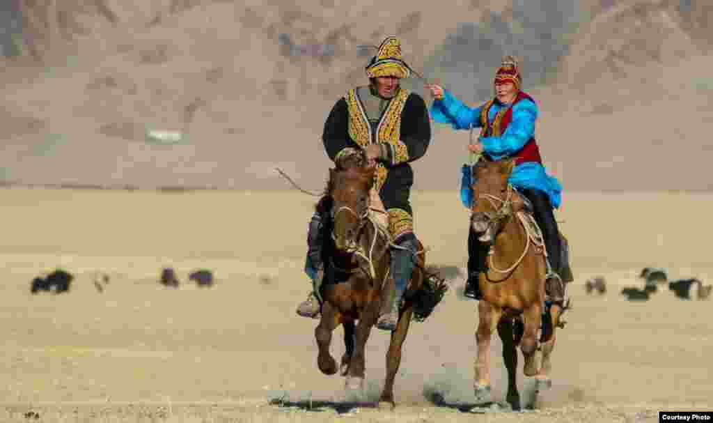 Казахская национальная игра "Кыз куу".