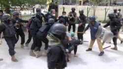 Пакистан полициясы медкызматкерлерди уруп, камакка алды